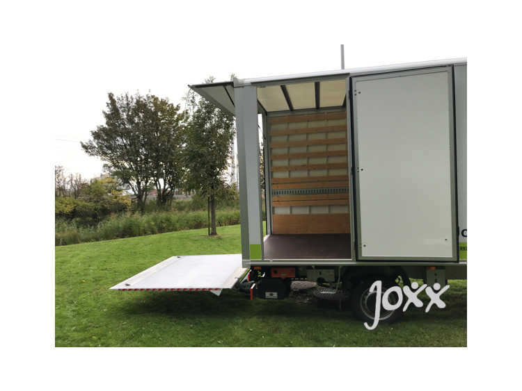 Bestelwagen met laadbrug (7)